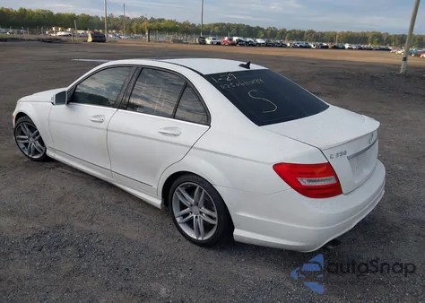 2013 Mercedes-Benz C 250 Sport z USA, uszkodzony, nr VIN WDDGF4HB0DR279502